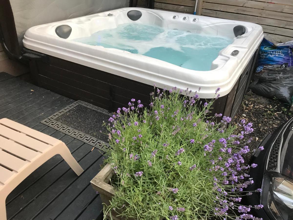 Love-Nest With Private Hot Tub 토론토 외부 사진